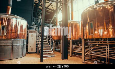 Brauereianlagen. Brühherstellung. Runde cooper Lagertanks für die Biergärung und -Reifung. Stockfoto