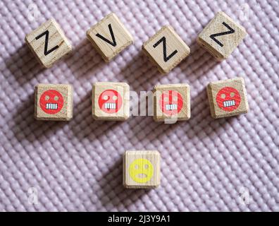 Buchstaben Z V wütend aggressive und verängstigte Bilder auf Würfel Stockfoto