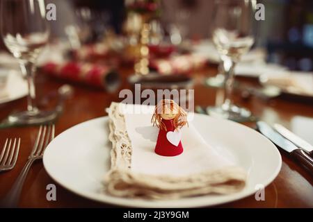 Ihr Sitzplatz ist reserviert. Nahaufnahme eines Platzes, der während der Weihnachtszeit auf einem Tisch liegt. Stockfoto