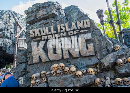 ORLANDO, USA - 07 2022. MÄRZ: Skull Island Reign of Kong Ride-Schild Stockfoto