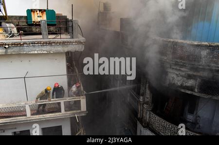 Neu-Delhi, Delhi, Indien. 10. April 2022. Feuerwehrleute versuchen, einen Brand zu entfachen bei einem Torschuss am Mori Gate in Neu Delhi stürmten insgesamt 12 Feuerwehrmänner auf den Punkt, und es wurden noch keine Verletzten gemeldet. (Bild: © Kabir Jhangiani/Pacific Press via ZUMA Press Wire) Bild: ZUMA Press, Inc./Alamy Live News Stockfoto