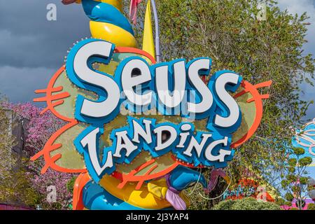 ORLANDO, USA - 07 2022. MÄRZ: Schild am Eingang zum Seuss Landing Area im Freizeitpark Islands of Adventure Stockfoto