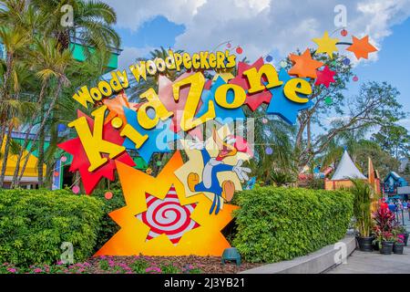 ORLANDO, USA - MÄRZ 07 2022: Woody Woodpecker Kid Zone Schild Stockfoto