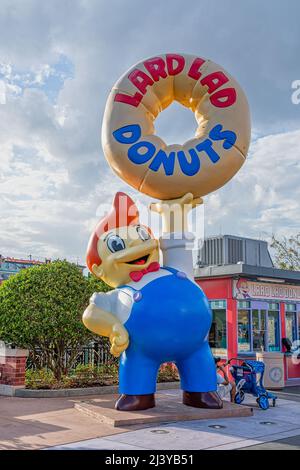 ORLANDO, USA - 07 2022. MÄRZ: LardLad Donuts unterschreiben in den Universal Studios Stockfoto