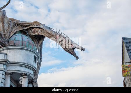 ORLANDO, USA - MÄRZ 07 2022: Der Drache in der Gringott Bank in den Universal Studios Stockfoto