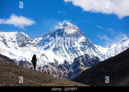 Mount Everest gesehen vom Gokyo Tal mit Touristen auf dem Weg zum Everest Basislager, Sagarmatha Nationalpark, Khumbu Tal, Nepal Himalaya Berge Stockfoto