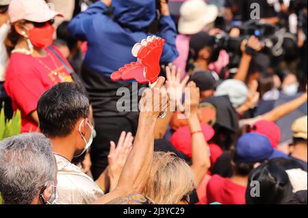 Bangkok, Thailand. 10. April 2022. Fuß- und Herzklapper, Symbol der Red Shirts Bewegung zwischen 2009 und 2010. (Foto: Adirach Toumlamoon/Pacific Press) Quelle: Pacific Press Media Production Corp./Alamy Live News Stockfoto