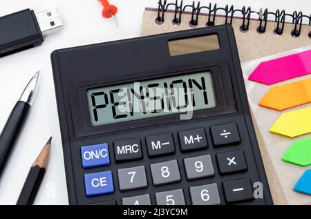 PENSIONSRECHNER auf dem Tisch mit Bürobedarf. Stockfoto