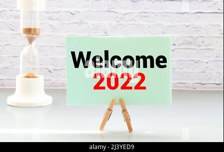 WILLKOMMEN ZU 2022 Wörtern, die unter zerrissenem und zerrissenem Papier geschrieben wurden. Stockfoto