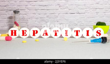 Holzblock Form das Wort HEPATITIS. Medizinisches Konzept. Stockfoto