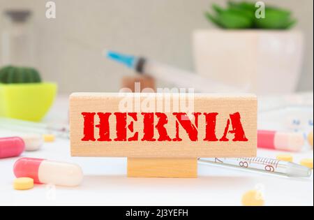 Hernie - Wörter aus Holzblöcken mit Buchstaben, medizinischer Zustand Hernie Konzept, weißer Hintergrund. Stockfoto