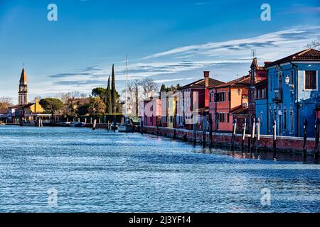 Blick auf den Glockenturm von San Michele Arcangelo und die bunten Häuser von Mazzorbo, Venedig Stockfoto