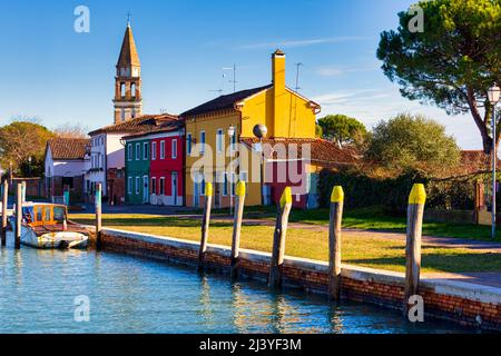 Blick auf den Glockenturm von San Michele Arcangelo und die bunten Häuser von Mazzorbo, Venedig Stockfoto