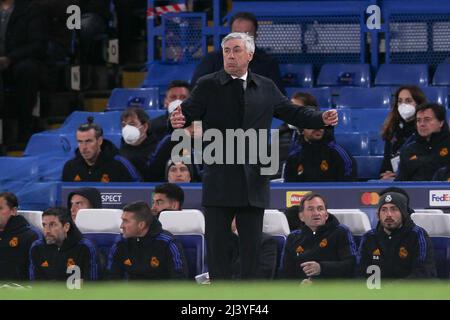 London, Großbritannien. 10. April 2022. Real Madrid Cheftrainer Carlo Ancelotti während des UEFA Champions League-Spiels zwischen Chelsea und Real Madrid auf der Stamford Bridge, London, England am 6. April 2022. Foto von Ken Sparks. Nur zur redaktionellen Verwendung, Lizenz für kommerzielle Nutzung erforderlich. Keine Verwendung bei Wetten, Spielen oder Veröffentlichungen einzelner Clubs/Vereine/Spieler. Kredit: UK Sports Pics Ltd/Alamy Live Nachrichten Stockfoto