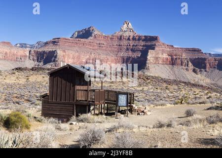 Rustikales Holzhaus im Freien auf dem South Kaibab Wanderweg. Landschaftlich Reizvolle Landschaft Des Grand Canyon Arizona National Park Red Rock Formations. Stockfoto