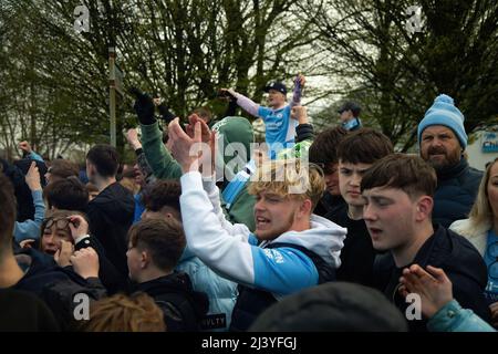 Manchester, Großbritannien. 10. April 2022. Fans singen viele verschiedene Lieder in Harmonie. Die Manchester City Fans begrüßten den Mannschaften-Trainer im Etihad Stadium. Die Fans skandierten laut, rauchten und zeigten der Mannschaft ihre Unterstützung, als der Trainer ins Stadion fuhr. Das Spiel gegen Liverpool gilt als risikoreiche Partie und es wurden reduzierte Auswärtstickets verkauft. Kredit: SOPA Images Limited/Alamy Live Nachrichten Stockfoto