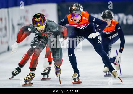 MONTREAL, KANADA - 10. APRIL: Steven Dubois aus Kanada und Sven Roes aus den Niederlanden während des 3. Tages der ISU-Kurzbahnweltmeisterschaften in der Maurice Richard Arena am 10. April 2022 in Montreal, Kanada (Foto: Andre Weening/Orange Picles) Stockfoto