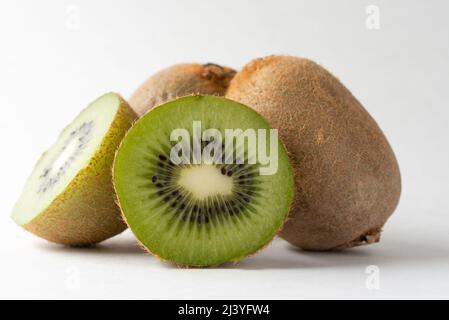 Frischer Kiwi in zwei Hälften geschnitten Stockfoto