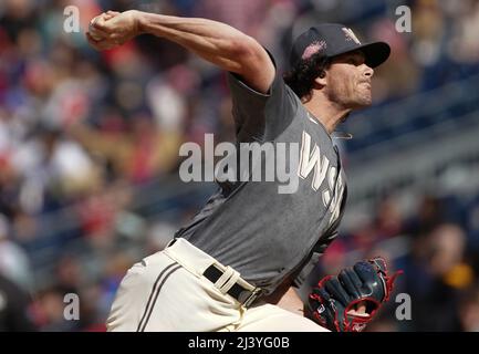 Washington, USA. 10. April 2022. WASHINGTON, DC - 10. APRIL: Washington Nationals Relief Pitcher Tanner Rainey (21) in Aktion während eines MLB-Spiels zwischen den Washington Nationals und den New York Mets am 10. April 2022 im Nationals Park in Washington, DC. (Foto von Tony Quinn/SipaUSA) Quelle: SIPA USA/Alamy Live News Stockfoto