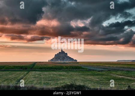 Rosafarbener Sonnenuntergang über dem Mont Saint Michel, Normandie, Frankreich Stockfoto