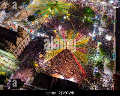 Luftaufnahme der Menge bei einer Musikshow während der Festas juninas in assu, rio grande do norte, brasilien Stockfoto