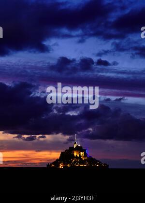 Dramatischer Sonnenuntergang über dem Mont Saint Michel, Normandie, Frankreich Stockfoto