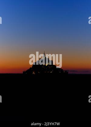 Sonnenuntergang über dem Mont Saint Michel, Normandie, Frankreich Stockfoto