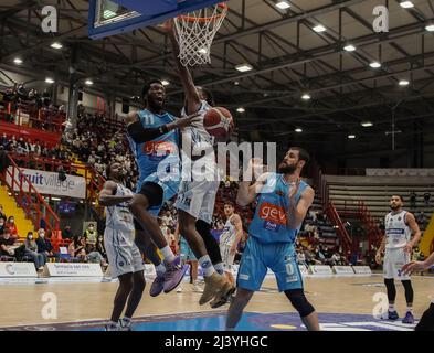 Neapel, Vampania, Italien. 9. April 2022. Zu viele Fehler bei Freiwürfen, Senk Gevi Napoli Basket, der mit Germani Brescia für 68-70 verliert.Ein sehr geringer Prozentsatz an Freiwürfen verurteilt Gevi Napoli Basket, gegen einen Germani Brescia zu schlagen, der sein Spiel gespielt hat. Außerdem nimmt Marini in den letzten 18 Sekunden nach dem Ende, auf der Punktzahl von 68-69 McDuffie den Sieg geschossen, der jedoch auf dem Eisen aufgedruckt ist, es zurück und steigt in den Korb, Aber leidet eine offensichtliche Foul, nicht von den Schiedsrichtern erkannt und erkennt nicht den Korb und trotz der eindringenden Anfragen von der Bank und aus Stockfoto