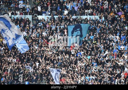 Neapel, Italien . 10. April 2022. SSC Napoli Supporters während der Serie Ein Spiel zwischen SSC Napoli und ACF Fiorentina im Stadio Diego Armando Maradona Neapel Italien am 10. April 2022. (Foto Franco Romano) Quelle: Franco Romano/Alamy Live News Stockfoto