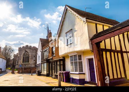 Historische Gebäude auf der Sun Street mit der St. Mary's Parish Church im Hintergrund, Baldock, Hertfordshire, Großbritannien Stockfoto