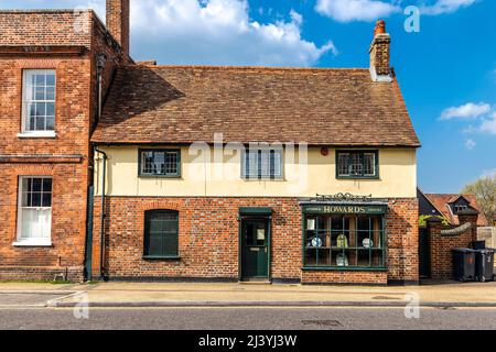 Außenansicht des Howards Antique Clocks Shop an der Whitehorse Street in Baldock, Großbritannien Stockfoto