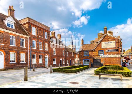 Rote Backsteingebäude im Zentrum von Baldock, Hertfordshire, Großbritannien Stockfoto