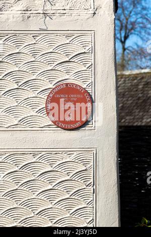 Rote Gedenktafel an einem Haus, in dem George Orwell 1936-1940 im Dorf Wallington in der Nähe von Baldock, Hertfordshire, Großbritannien, lebte Stockfoto