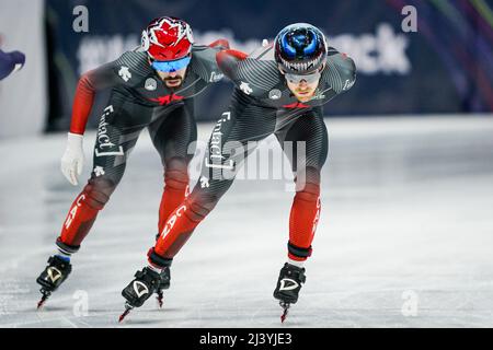 MONTREAL, KANADA - 10. APRIL: Steven Dubois aus Kanada und Pascal Dion aus Kanada während des 3. Tages der ISU-Kurzbahnweltmeisterschaften in der Maurice Richard Arena am 10. April 2022 in Montreal, Kanada (Foto: Andre Weening/Orange Picles) Stockfoto