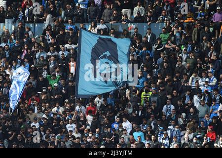 Neapel, Italien . 10. April 2022. Diego Maradona Flagge während der Serie Ein Spiel zwischen SSC Napoli und ACF Fiorentina im Stadio Diego Armando Maradona Neapel Italien am 10. April 2022. (Foto Franco Romano) Quelle: Franco Romano/Alamy Live News Stockfoto