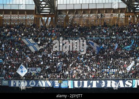 Neapel, Italien . 10. April 2022. SSC Napoli Supporters während der Serie Ein Spiel zwischen SSC Napoli und ACF Fiorentina im Stadio Diego Armando Maradona Neapel Italien am 10. April 2022. (Foto Franco Romano) Quelle: Franco Romano/Alamy Live News Stockfoto