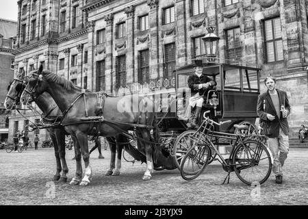 Amsterdam, Niederlande, 02. Juni 2016. Alte Kutsche auf dem zentralen Platz von Amsterdam vor dem königlichen Palast Stockfoto