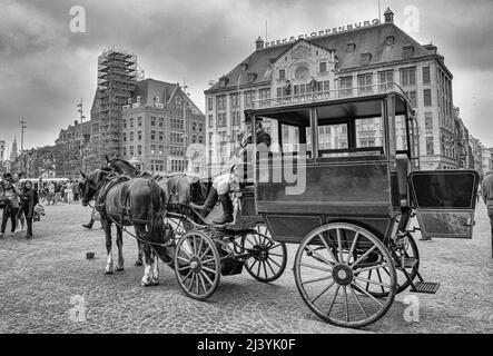 Amsterdam, Niederlande, 02. Juni 2016. Alte Kutsche auf dem zentralen Platz von Amsterdam vor dem königlichen Palast Stockfoto