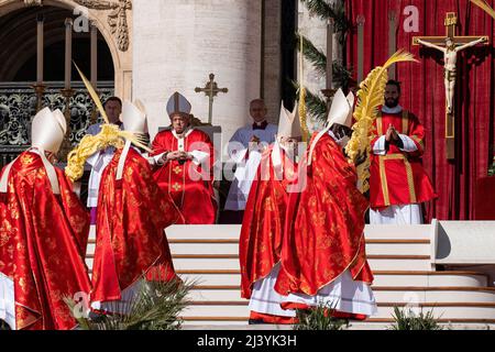 Vatikan, Vatikan. 10. April 2022. Papst Franziskus leitet die Palmsonntagsmesse auf dem Petersplatz in der Vatikanstadt. Kredit: SOPA Images Limited/Alamy Live Nachrichten Stockfoto