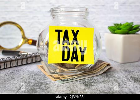 Tax Day Wörter auf dem Etikett mit Rechner, Business-Konzept geschrieben. Stockfoto