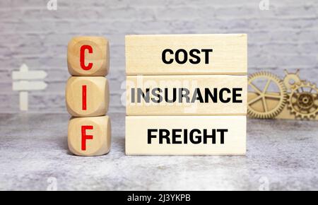Wort CIF. Kleine Holzwürfel mit Buchstaben auf dem Hintergrund von Garfic. Geschäftskonzept. Stockfoto