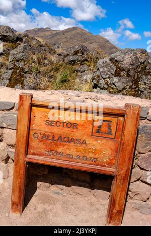 Wegweiser in Pisac Q'Allaqasa (Zitadelle) Sektor der Pisac Inca Festungsruinen, Peru Sacred Valley. Stockfoto