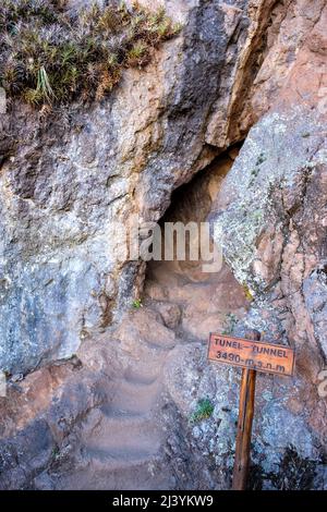 Wanderweg Tunnel zwischen Pisac Q'Allaqasa (Zitadelle) Sektor und Intihuatana Sektor der Pisac Inca Festung Ruinen, Peru Sacred Valley. Stockfoto