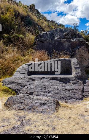 Steinbank im Intihuatana Sektor der Pisac Inka Festung, alte Ruinen, Peru Heiliges Tal. Stockfoto