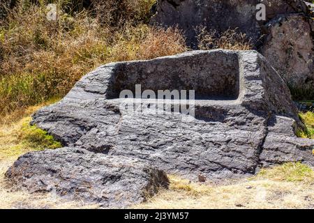 Steinbank in Intihuatana Sektor der Pisac Inca Festungsruinen, Peru Sacred Valley. Stockfoto