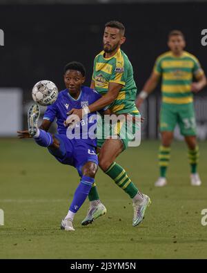 St. Petersburg, FL: Der Miami FC-Mittelfeldspieler Devon „Speedy“ Williams (80) erhält einen Pass mit dem Mittelfeldspieler Leo Fernandes (11) von Tampa Bay Rowdies Stockfoto