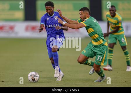 St. Petersburg, FL: Der Miami FC Mittelfeldspieler Devon „Speedy“ Williams (80) dribbelt mit dem Mittelfeldspieler Leo Fernandes (11) von Tampa Bay Rowdies, der sich gegen d versuchen will Stockfoto