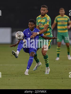 St. Petersburg, FL: Der Miami FC-Mittelfeldspieler Devon „Speedy“ Williams (80) erhält einen Pass mit dem Mittelfeldspieler Leo Fernandes (11) von Tampa Bay Rowdies Stockfoto