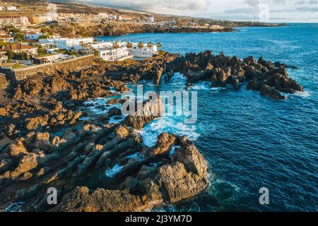 Luftaufnahme über Charco el Diablo, bizarre Lavagesteine in der Nähe von Puerto de Santiago, Teneriffa, Kanarische Inseln, Spanien Stockfoto