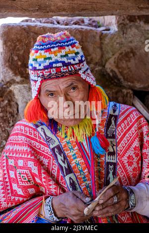 Quechua-Mann in traditioneller Andenkleidung auf dem Sonntagsmarkt der Stadt Pisac, im Heiligen Tal, Peru Stockfoto